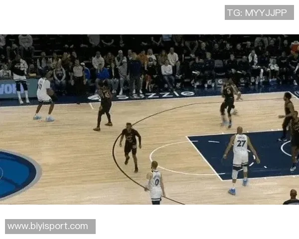 爱德华兹精彩突破拉杆换手上篮展现超强观赏性引发全场欢呼