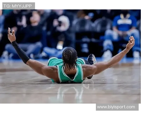 杰伦布朗单节狂砍14分难救主全场贡献24分6板5助显孤立无援